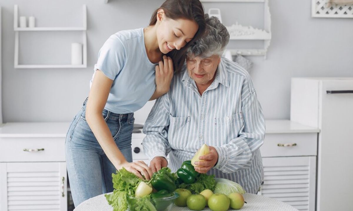 ¿Cuidas a un adulto mayor?, te dejamos una dieta y el valor de la fruta